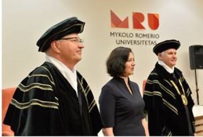 Žurnalistų etikos inspektorė dalyvavo MRU diplomų teikimo ceremonijoje